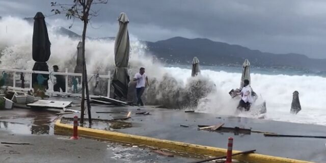 Ζορμπάς: Απίστευτη ανευθυνότητα – Τρέχουν να μαζέψουν ομπρέλες εν μέσω του κυκλώνα