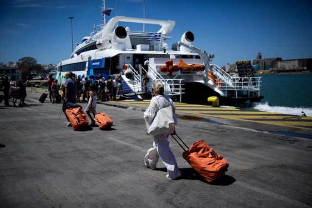 Αυξημένη κίνηση στα λιμάνια μετά τη λήξη της απεργίας της ΠΝΟ