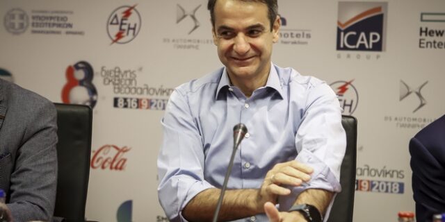 Χωρίς γραβάτα ο Μητσοτάκης ΔΕΘ: “Βλέπω και δεξιά και αριστερά”