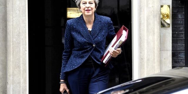 Brexit ώρα μηδέν. Η Ευρώπη πιέζει και η Τερέζα Μέι «παίζει» το τελευταίο της χαρτί