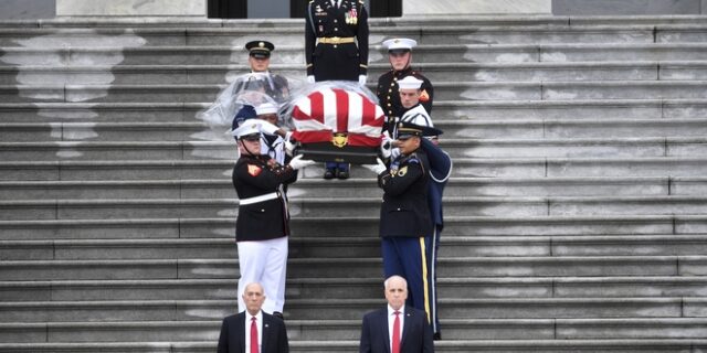 ΗΠΑ: “Τελευταίο αντίο” στον Τζον Μακ Κέιν με αιχμές κατά του Τραμπ