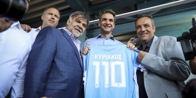 ΔΕΘ: Ο Κυριάκος Μητσοτάκης, η φανέλα με το 110 και ο Ηρακλής