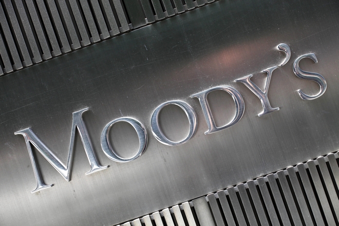 Moody’s: Θετική για το αξιόχρεων των τραπεζών η κατάργηση των περιορισμών στις αναλήψεις