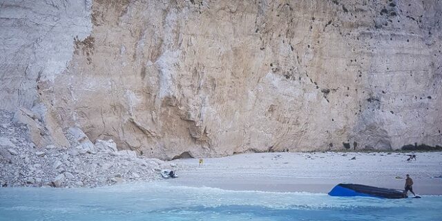 Σεισμός στη Ζάκυνθο: Σε κατάσταση έκτακτης ανάγκης το νησί – Άλλαξε χρώμα η θάλασσα από τις κατολισθήσεις