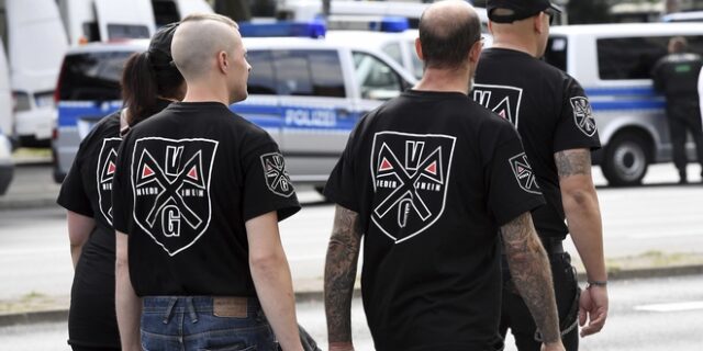 Γερμανία: Σε διαθεσιμότητα αστυνομικοί που χαιρετούσαν ναζιστικά