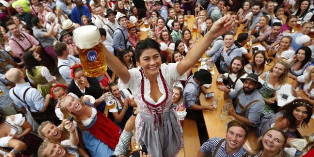 Oktoberfest: Με μπίρα και λουκάνικα ξεκίνησε το διάσημο φεστιβάλ στο Μόναχο
