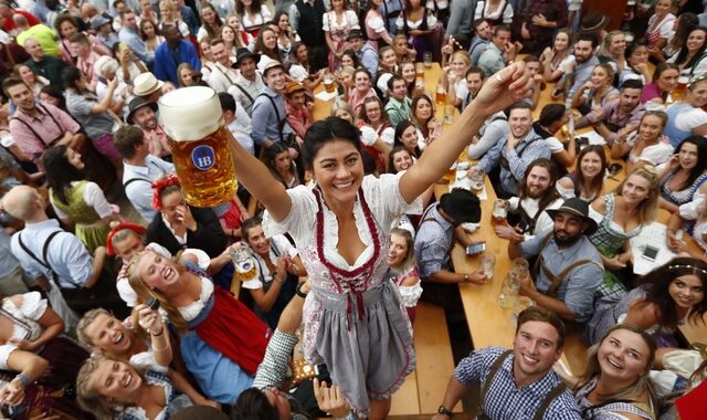 Oktoberfest: Με μπίρα και λουκάνικα ξεκίνησε το διάσημο φεστιβάλ στο Μόναχο
