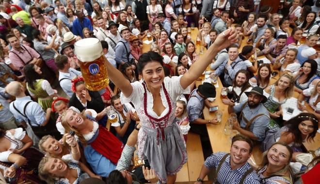 Oktoberfest: Με μπίρα και λουκάνικα ξεκίνησε το διάσημο φεστιβάλ στο Μόναχο