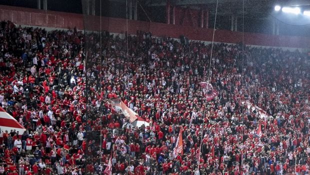 Πανό οπαδών Ολυμπιακού κατά ΠΑΟΚ με πολιτικές αιχμές (PHOTO)