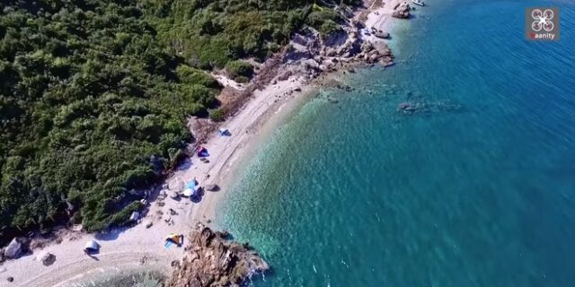 Η κρυφή παραλία-προπύργιο των γυμνιστών στην Αττική