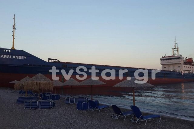 Τουρκικό πλοίο προσάραξε σε πολυσύχναστη παραλία της Εύβοιας