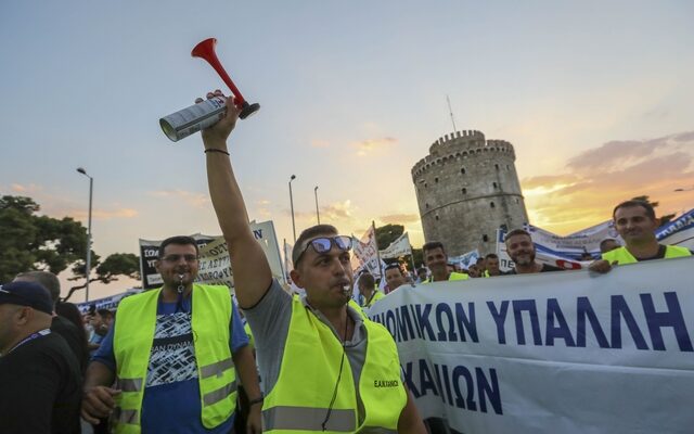 Συγκέντρωση και πορεία των ενστόλων στον Λευκό Πύργο