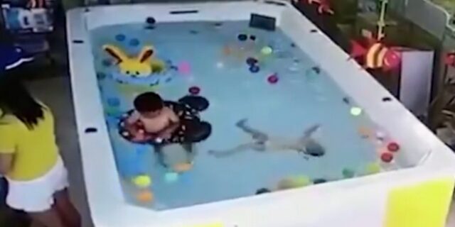 Σοκαριστικό: Μάνα παίζει με το κινητό, ξεχνάει στην πισίνα το μωρό που πνίγεται