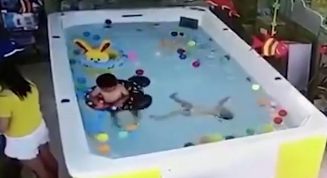 Σοκαριστικό: Μάνα παίζει με το κινητό, ξεχνάει στην πισίνα το μωρό που πνίγεται