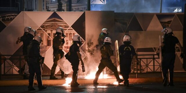 Πορείες για τον Παύλο Φύσσα: Μολότοφ σε Αθήνα και Θεσσαλονίκη – Σοβαρός τραυματισμός νεαρής γυναίκας στο Αγρίνιο