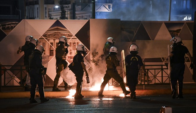 Πορείες για τον Παύλο Φύσσα: Μολότοφ σε Αθήνα και Θεσσαλονίκη – Σοβαρός τραυματισμός νεαρής γυναίκας στο Αγρίνιο