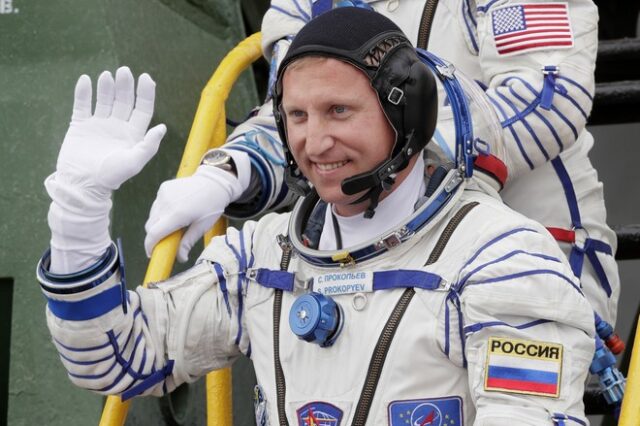 Κοσμοναύτης κάνει χιούμορ δείχνοντας τη ρωγμή στο Διεθνή Διαστημικό Σταθμό