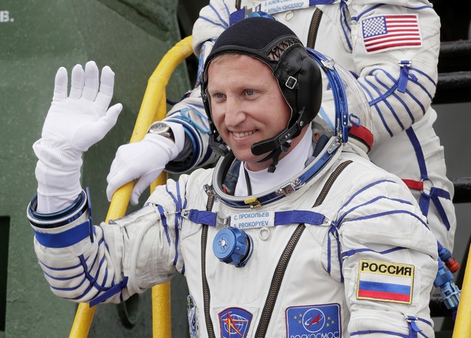 Κοσμοναύτης κάνει χιούμορ δείχνοντας τη ρωγμή στο Διεθνή Διαστημικό Σταθμό