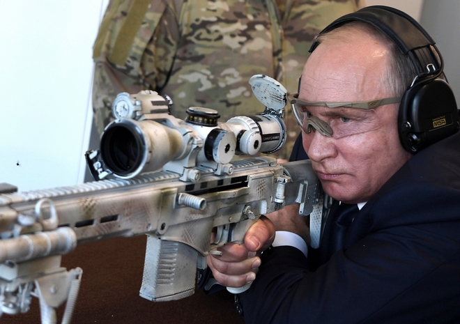 Ο Πούτιν δοκιμάζει το νέο καλάσνικοφ