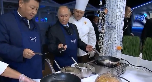 Πούτιν και Σι μαγειρεύουν μπλινί με χαβιάρι και πίνουν σφηνάκια στο Βλαδιβοστόκ