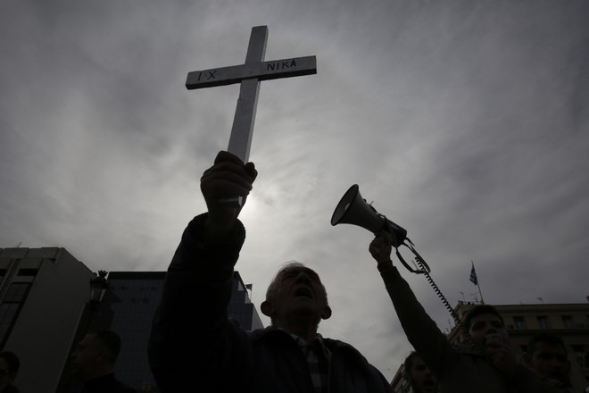 Σταύρος και σταυρός: Από πού κρατά η σκούφια τους