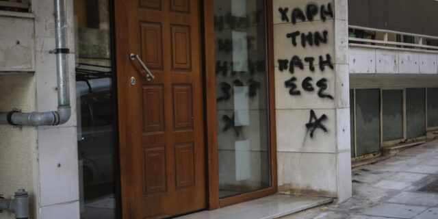 “Χάρη την πάτησες”: Άγνωστοι έγραψαν συνθήματα στο γραφείο του δικηγόρου του κοσμηματοπώλη