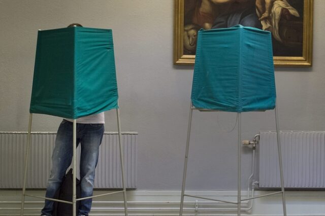 Στις κάλπες οι Σουηδοί: Προς αύξηση των δυνάμεών της η ακροδεξιά στις βουλευτικές εκλογές