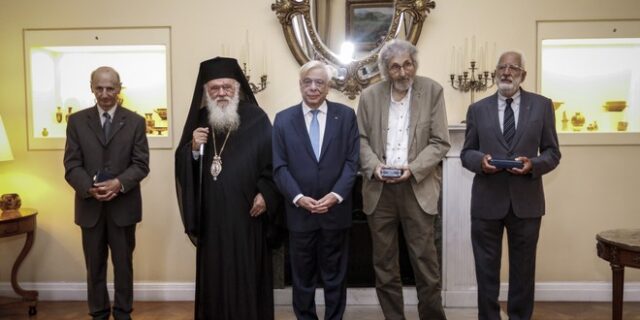 Το παράσημο του Ταξιάρχη της Τιμής στους Σόρογκα, Τριανταφυλλόπουλο και Χατζηγιακουμή