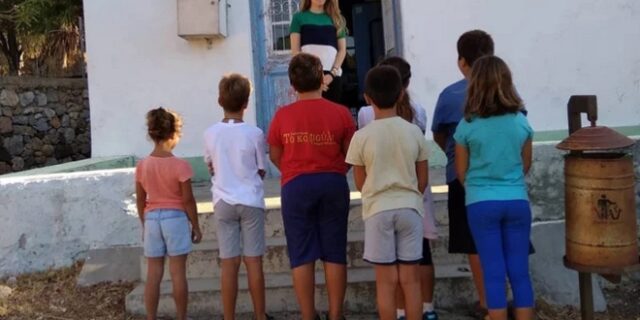 Ελένη Τάνου: Η δασκάλα “με τα χρυσά μαλλιά” που πηγαίνει κάθε πρωί στο σχολείο της Τελένδου με βάρκα