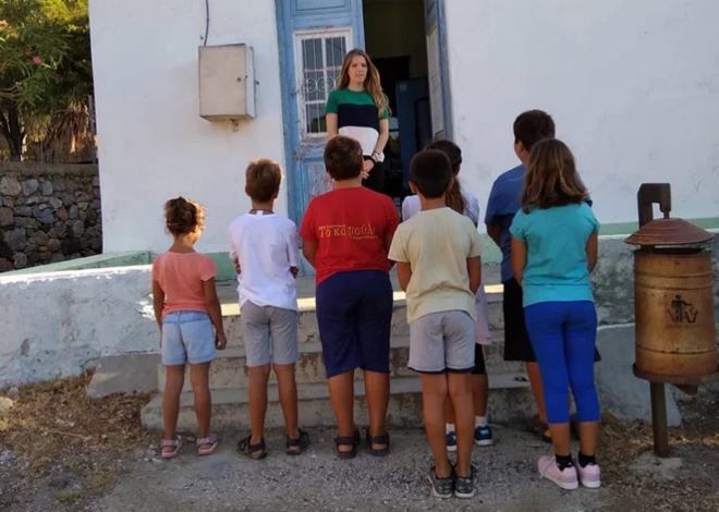 Ελένη Τάνου: Η δασκάλα “με τα χρυσά μαλλιά” που πηγαίνει κάθε πρωί στο σχολείο της Τελένδου με βάρκα