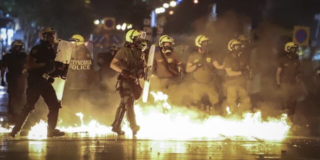 Πορείες για δολοφονία Φύσσα: Ένταση στον Πειραιά – Μολότοφ στην Θεσσαλονίκη