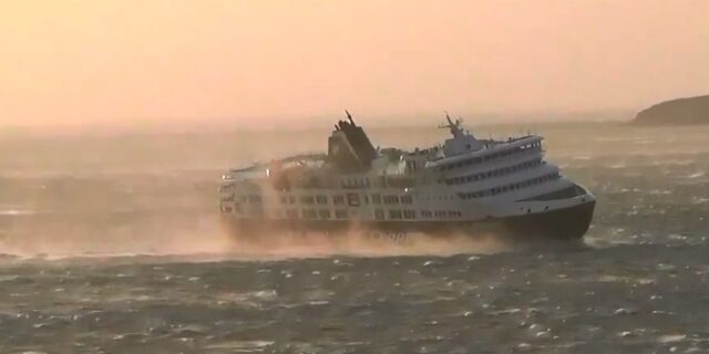 Ντοκουμέντο: Το Τήνος SUPER FERRY δίνει μάχη με τα 10 μποφόρ