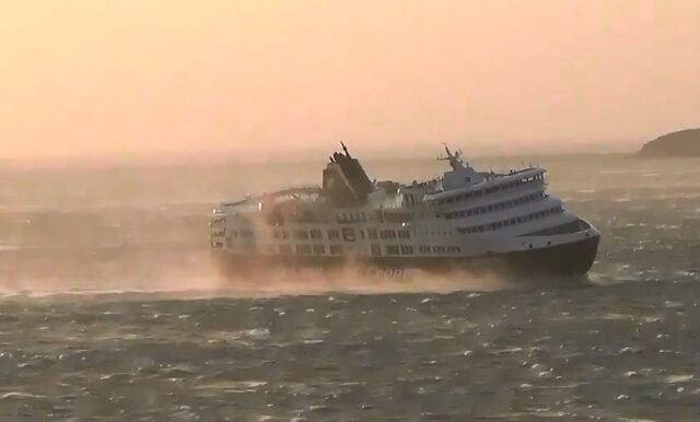 Ντοκουμέντο: Το Τήνος SUPER FERRY δίνει μάχη με τα 10 μποφόρ