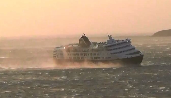 Ντοκουμέντο: Το Τήνος SUPER FERRY δίνει μάχη με τα 10 μποφόρ