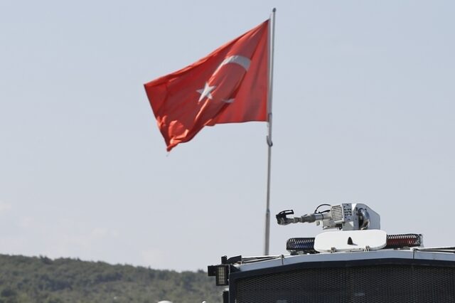 Συναγερμός στην Κωνσταντινούπολη: Ένοπλος εισέβαλε σε εμπορικό κέντρο