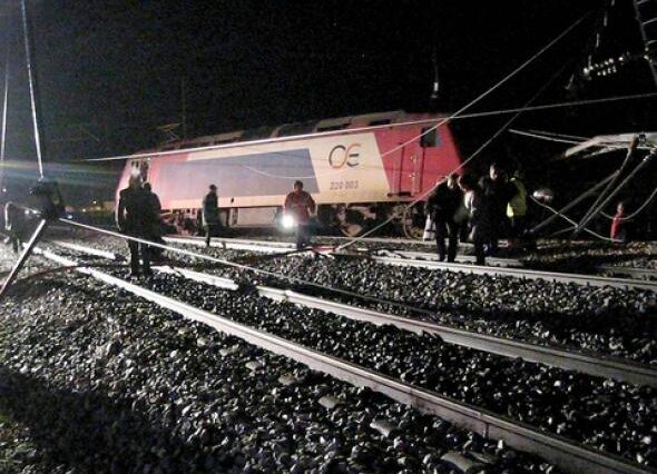 Τραίνο με 285 επιβάτες προσέκρουσε σε βράχια