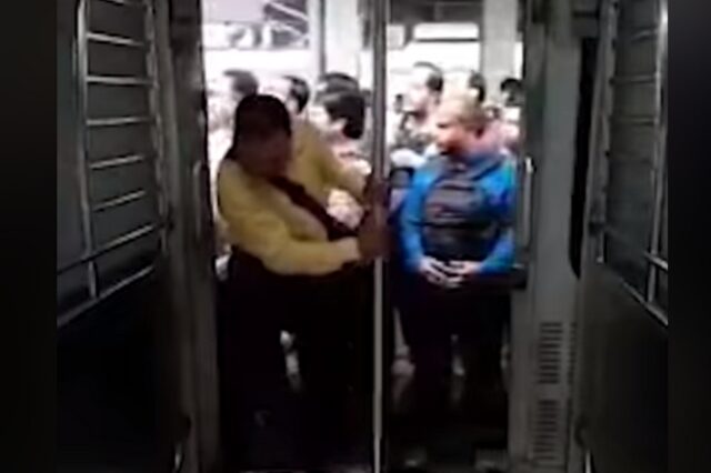 Τρέλα: Πώς επιβιβάζονται οι Ινδοί σε τρένο τις ώρες αιχμής