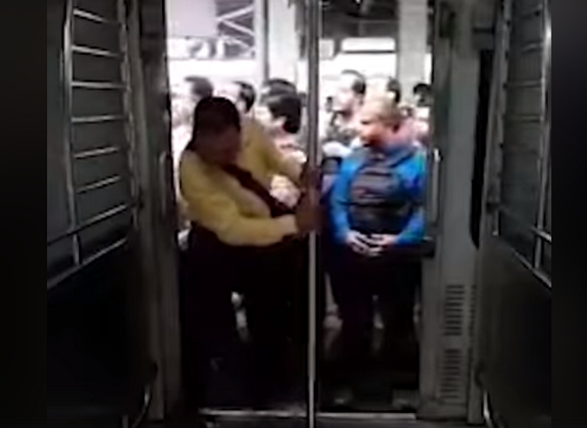 Τρέλα: Πώς επιβιβάζονται οι Ινδοί σε τρένο τις ώρες αιχμής