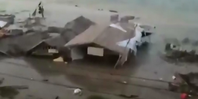 Συγκλονιστικό βίντεο: Τσουνάμι χτυπά την Ινδονησία μετά τον ισχυρό σεισμό