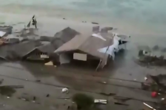 Συγκλονιστικό βίντεο: Τσουνάμι χτυπά την Ινδονησία μετά τον ισχυρό σεισμό