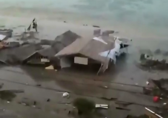 Συγκλονιστικό βίντεο: Τσουνάμι χτυπά την Ινδονησία μετά τον ισχυρό σεισμό