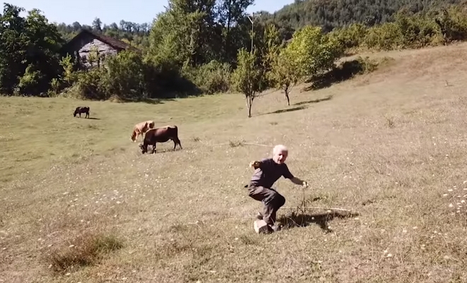 Βοσκός βλέπει πρώτη φορά drone και τρέχει να σωθεί