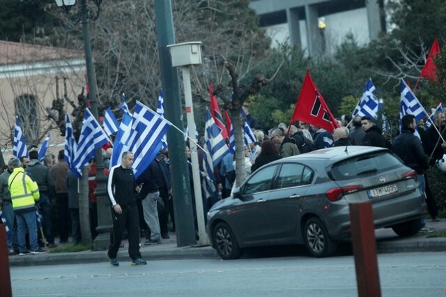 Απειλούν ενοίκους πολυκατοικίας: “Διώξτε τους πρόσφυγες αλλιώς θα έρθει η Χρυσή Αυγή”