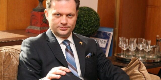Ο πρώην αξιωματικός της Πολεμικής Αεροπορίας που θέλει τα ναυπηγεία Σκαραμαγκά και Ελευσίνας
