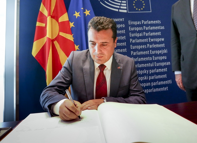 Δημοψήφισμα στα Σκόπια: Πιθανή η προκήρυξη εκλογών από τον Ζάεφ