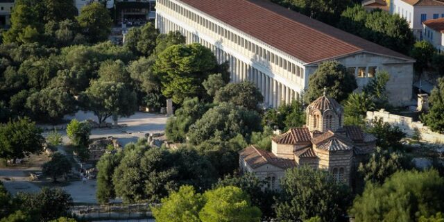 Άνδρας ανέβηκε σε μνημείο στην Αρχαία Αγορά και απειλούσε να αυτοκτονήσει
