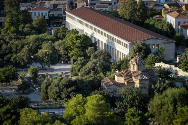 Άνδρας ανέβηκε σε μνημείο στην Αρχαία Αγορά και απειλούσε να αυτοκτονήσει