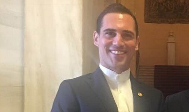 Ο Άνθιμος Ανανιάδης στη Βουλή: Πήγε στον αγιασμό και έβγαλε selfies με βουλευτές