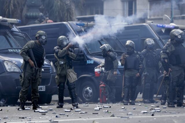 Αργεντινή: Πλαστικές σφαίρες και δακρυγόνα κατά διαδηλωτών