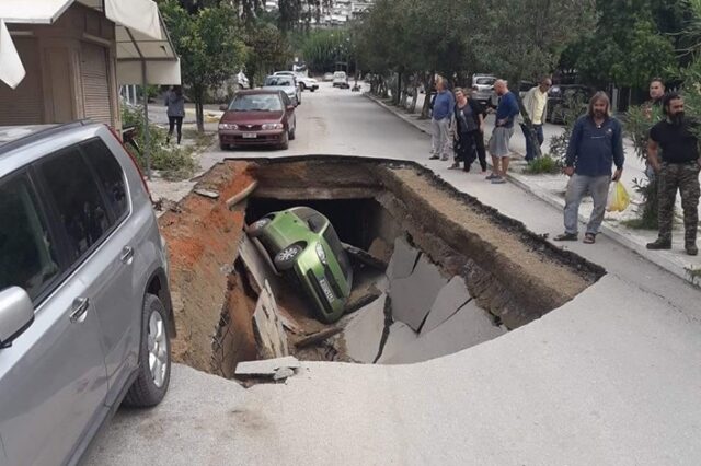 Απίστευτες εικόνες στα Λουτρά Αιδηψού: Άνοιξε η γη και “κατάπιε” αυτοκίνητο